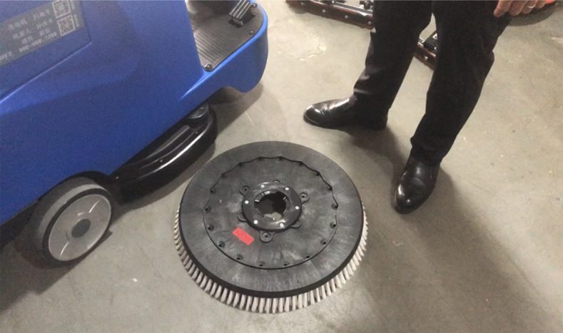 駕駛式洗地機刷盤裝卸